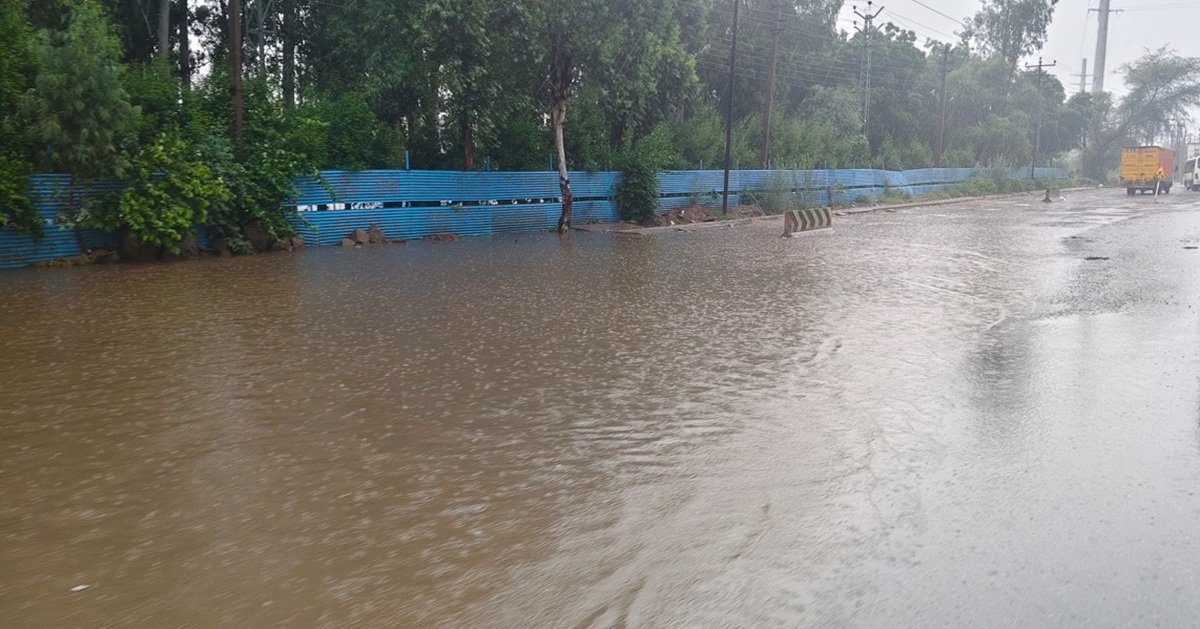 धारूहेड़ा: दिल्ली जयुपर हाईवे पर धारूहेड़ा में हुआ जलभराव व लगा जाम