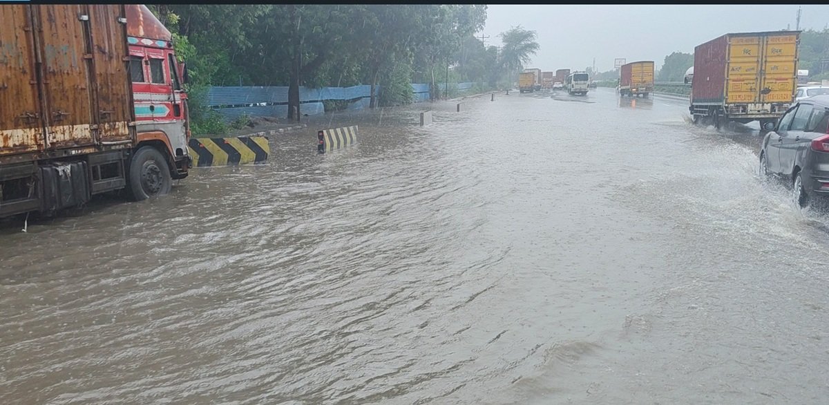 धारूहेड़ा: दिल्ली जयुपर हाईवे पर धारूहेड़ा में हुआ जलभराव व लगा जाम