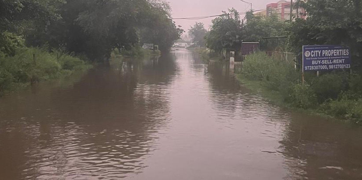सेक्टर-4, सेक्टर-6 और बेस्टेक मॉल रोड पर भारी मात्रा में पानी जमा