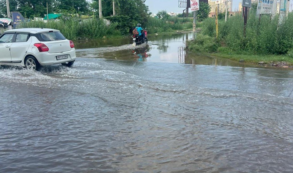 सेक्टर-4, सेक्टर-6 और बेस्टेक मॉल रोड पर भारी मात्रा में पानी जमा