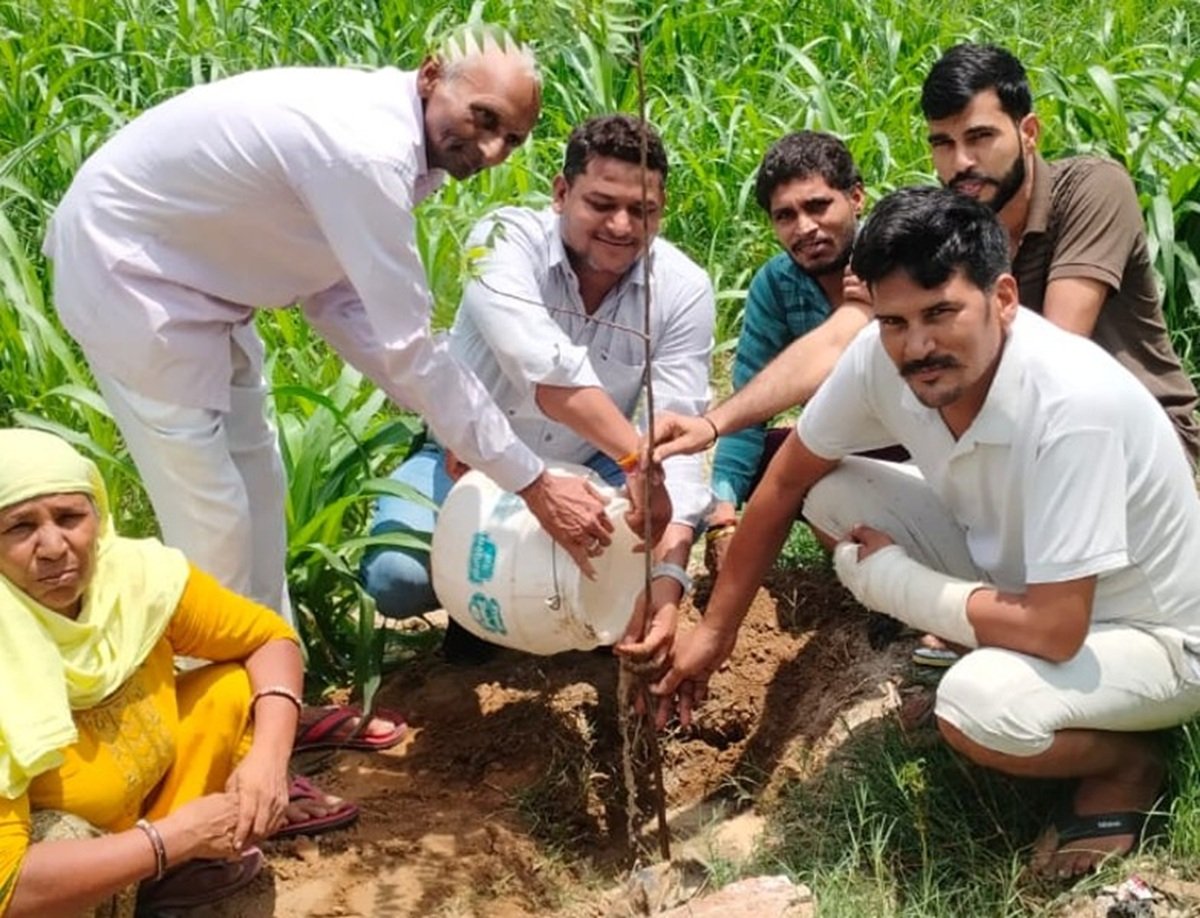 धारूहेड़ा: त्रिवेणी लगाकर मनाया जन्मदिन, पर्यावरण संरक्षण का दिया संदेश