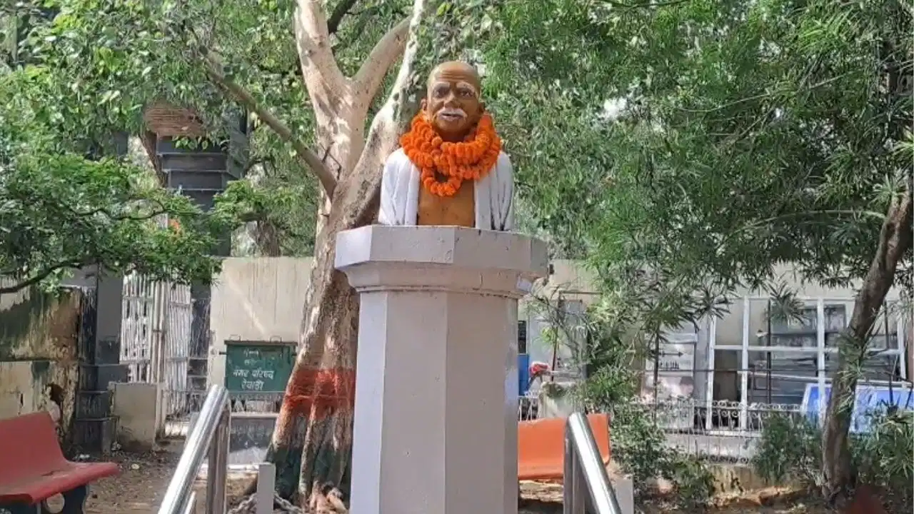 रेवाड़ी में मौती चौक से कौन उतार ले गया गांधी जी का चश्मा? शर्मनाक हरकत