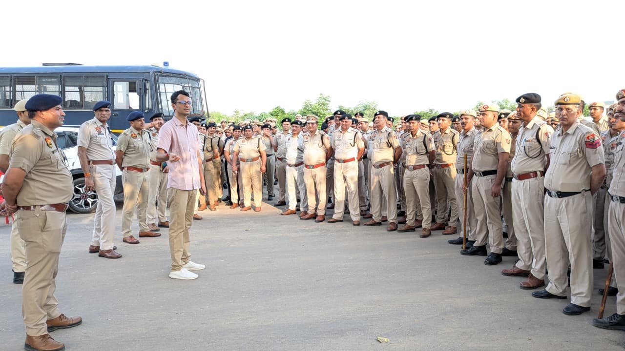 शनिवार को एसपी हेमेंद्र कुमार मीणा ने पुलिस अधिकारियों के साथ अनाज मंडी बावल का दौरा किया