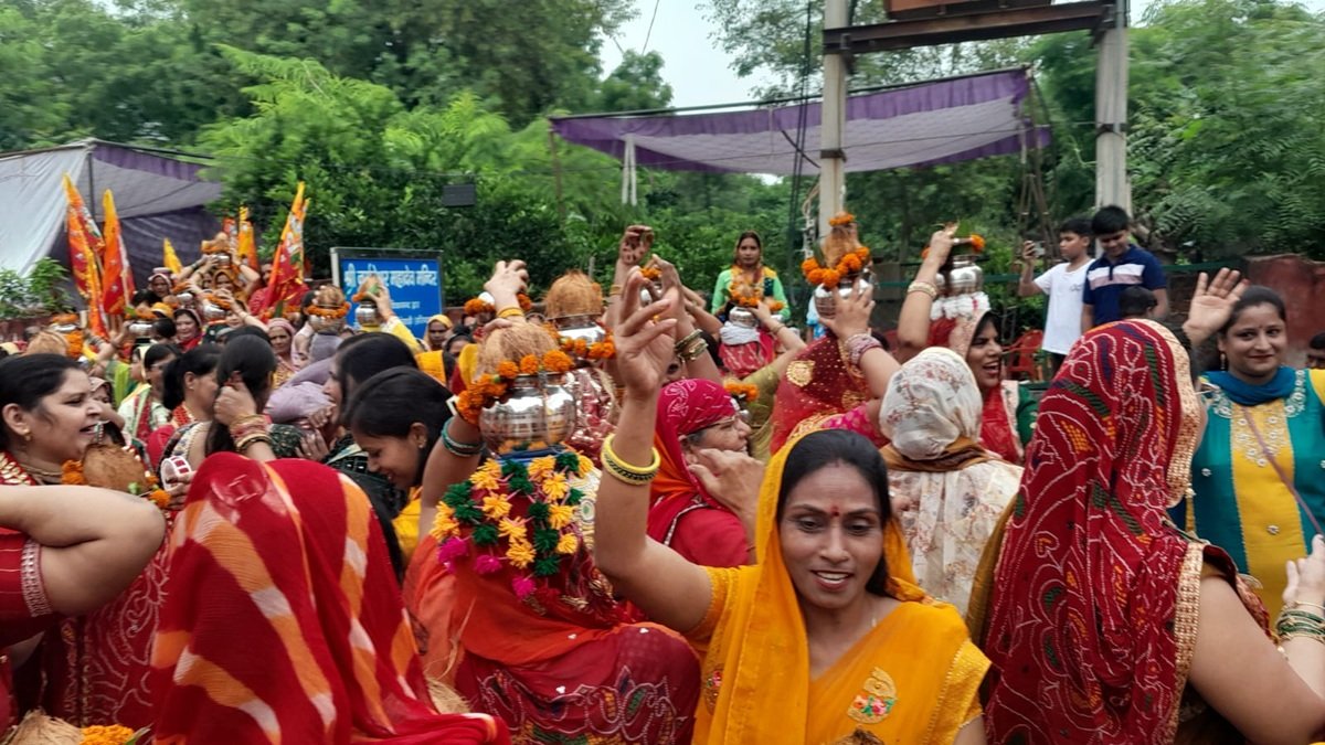 शिव महापुराण कथा के शुभारंभ पर निकाली कलश् यात्रा