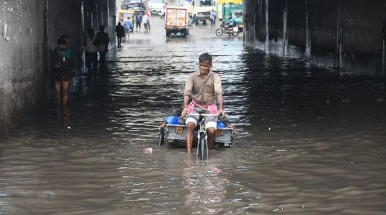 NH-48 पर वाहनों की लंबी कतारें, IMD ने किया रेड अलर्ट जारी