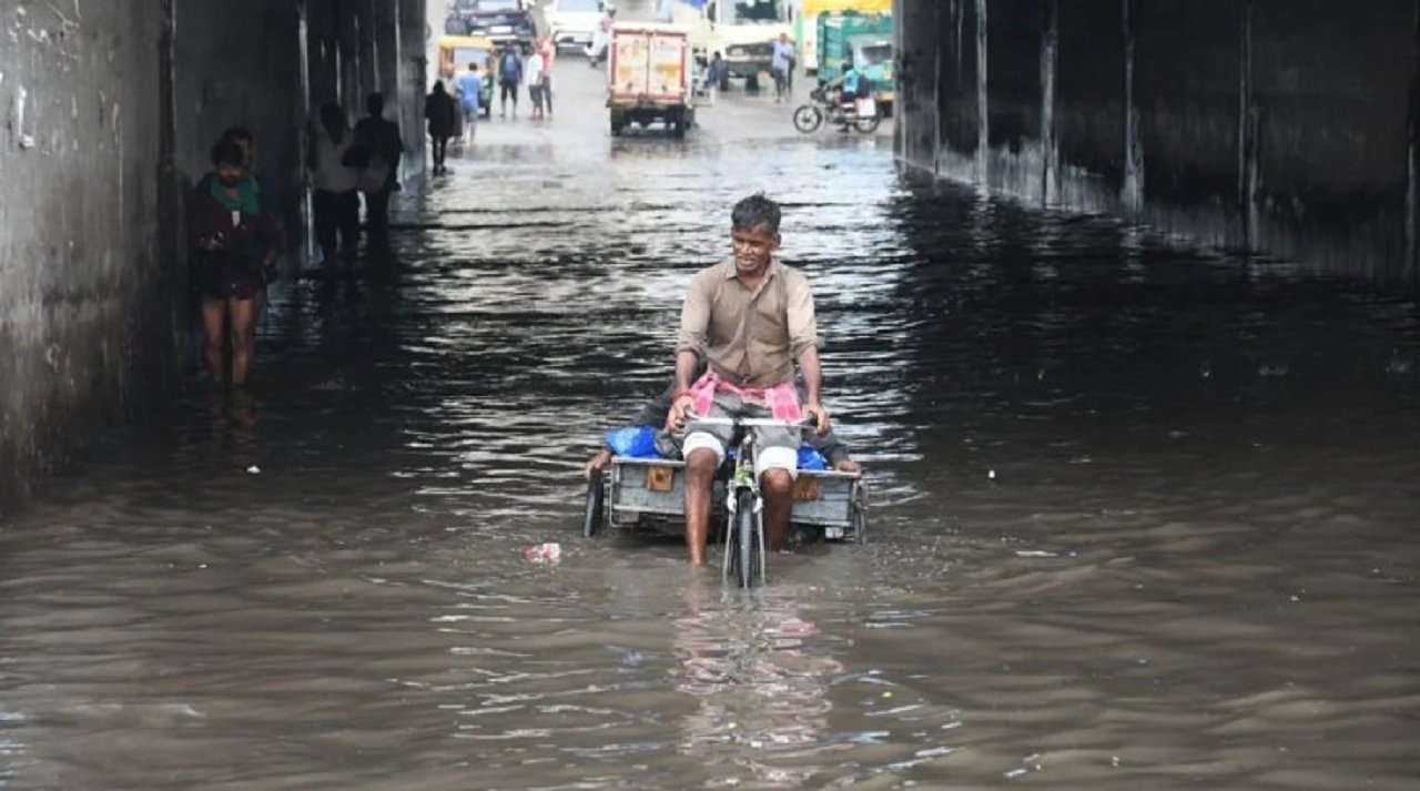 मौसम विभाग (IMD) ने राजधानी के कई हिस्सों के लिए रेड अलर्ट जारी किया है