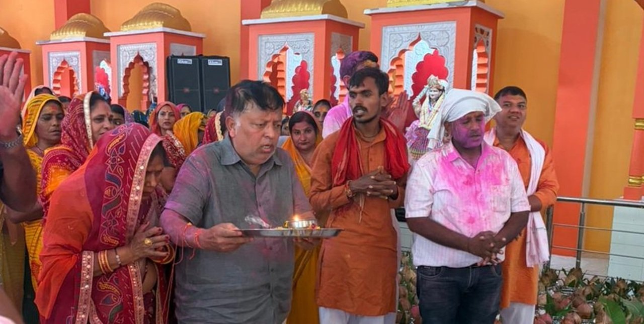 धारूहेड़ा: प्राचीन शिव मंदिर में कथा के शुभारंभ पर आरती करते हुए 