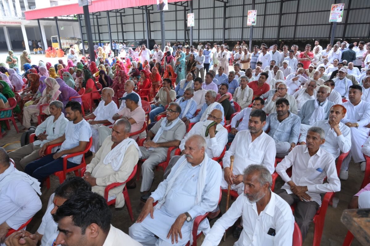 धारूहेड़ा: महेश्वरी में आयोजित कार्यकम में स्वास्थ्य मंत्री आरती राव व अन्य लोग