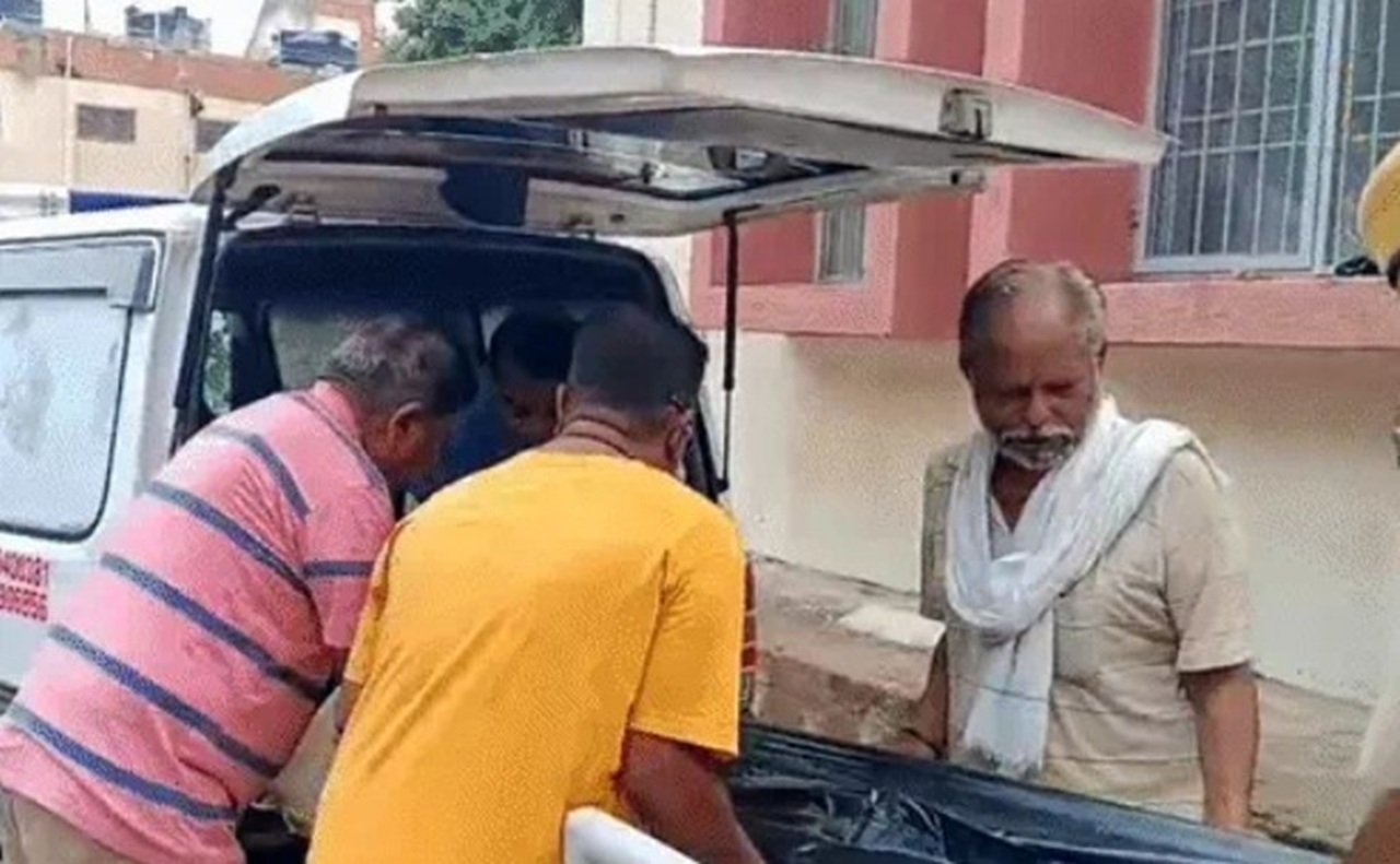 थाना SHO विजेंद्र ने बताया- दोनों शवों का पोस्टमॉर्टम करा दिया है। बच्ची का इलाज चल रहा