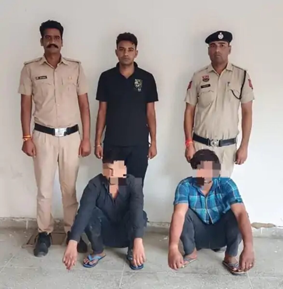 रेवाड़ी में हवाई फायरिंग और गाड़ी में तोड़फोड़ करने वाले दबोचे, दोंनो को लिया रिमांड पर रेवाड़ी में हवाई फायरिंग के 2 आरोपी गिरफ्तार