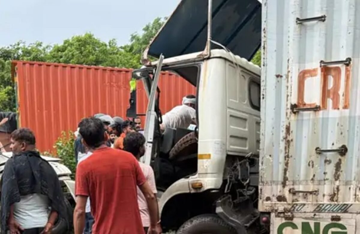 रेवाड़ी में ट्रक और पिकअप की जोरदार भिड़ंत