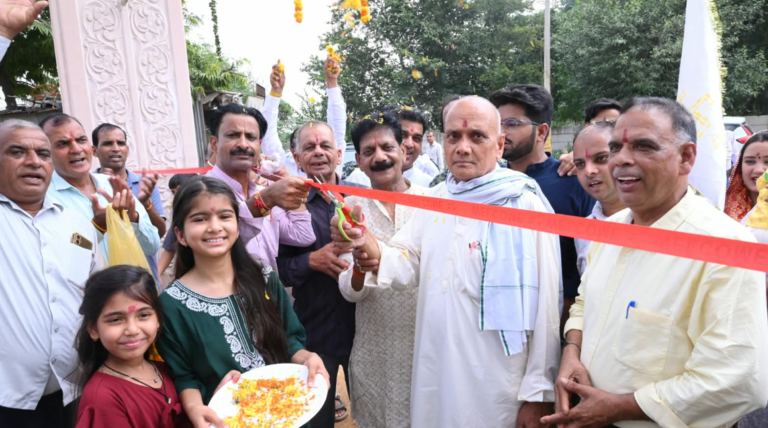 धारूहेड़ा: नंदरामपुर बास में बाबा बिशन दास मंदिर के मुख्य गेट का समाजसेवी जग प्रशाद ने रिबन काट कर शुभारंभ किया