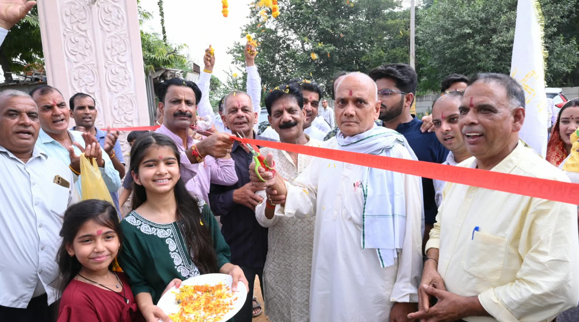 धारूहेड़ा: नंदरामपुर बास में बाबा बिशन दास मंदिर के मुख्य गेट का समाजसेवी जग प्रशाद ने रिबन काट कर शुभारंभ किया