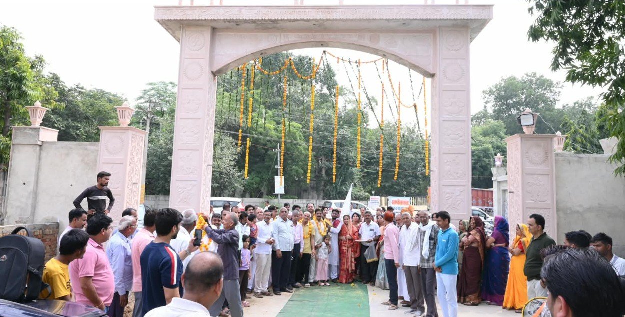 धारूहेड़ा: नंदरामपुर बास में बाबा बिशन दास मंदिर के मुख्य गेट का समाजसेवी जग प्रशाद ने रिबन काट कर शुभारंभ किया