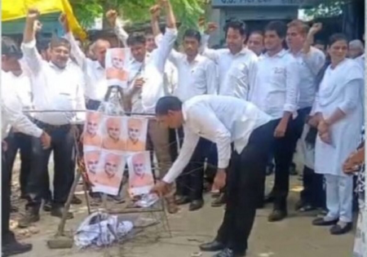 भिवाड़ी में वकीलो ने एकजुट होकर महंत बाबा बालकनाथ के खिलाफ जमकर नारेबाजी की और कोर्ट परिसर के बाहर पुतला दहन किया
