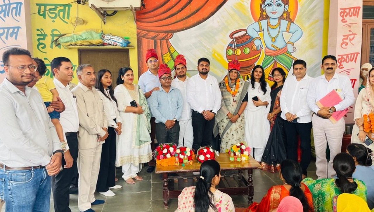 गांव निखरी में रविवार को ग्राम पंचायत की ओर से जिला बार एसोसिएशन रेवाड़ी की नवनिर्वाचित कार्यकारिणी के सम्मान में नागरिक अभिनंदन समारोह आयोजित किया गया