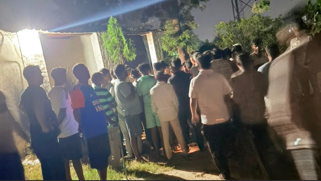 Dharuhera Murder case: भटसाना में मर्डर को लेकर पुलिस के हाथ खाली, SP Rewari ने किया मौका मुआवना धारूहेड़ा थाना क्षेत्र के गांव भटसाना में स्थित भैंसों की डेयरी के पास से पुलिस ने रविवार रात करीब 1 बजे मिट्टी में दबा हुआ एक युवक का शव बरामद किया है।