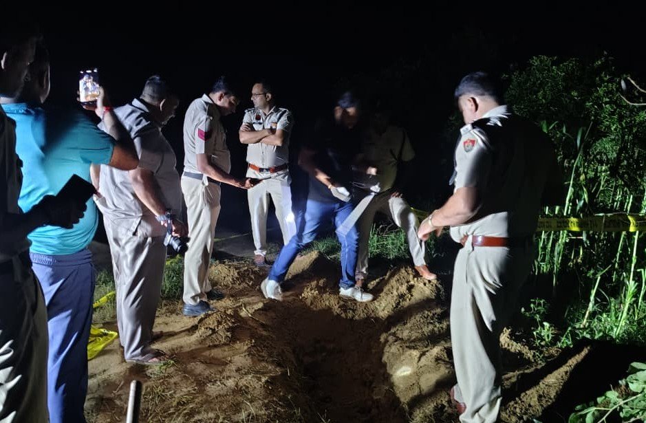 Dharuhera Murder case: भटसाना में मर्डर को लेकर पुलिस के हाथ खाली, SP Rewari ने किया मौका मुआवना रेवाड़ी-मर्डर के बाद डेयरी में दफनाई लाश, रात को शव को निकालते हुए