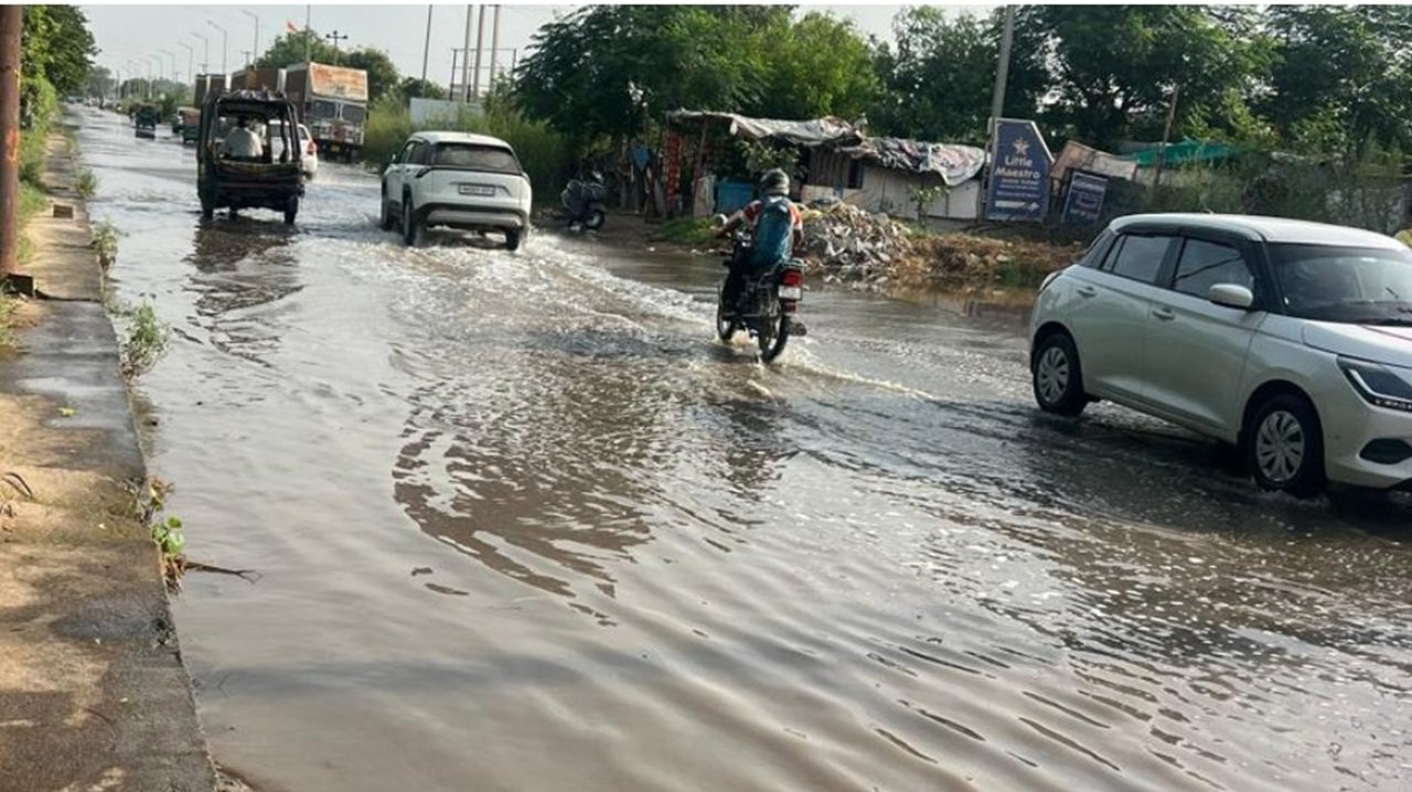 भिवाड़ी ने फिर छोड़ा काला रसायनयुक्त पानी, धारूहेड़ा की सड़के हुई लबालब