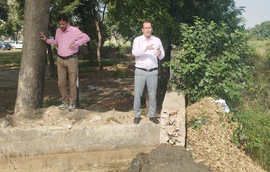 धारूहेडा: स्कूल में तोडी गई दीवार को बीडा के अधिकारियों को दिखाते हुए
