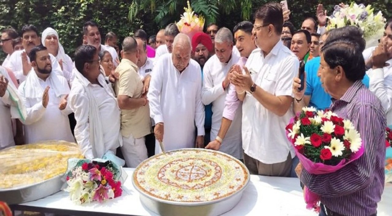 Haryana News ( Best24News) पूर्व मुख्यमंत्री व नेता प्रतिपक्ष चौधरी भूपेंद्र हुड्डा का 79वां जन्मदिन नई दिल्ली स्थित उनके आवास पर धूमधाम से मनाया गया।