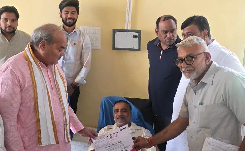 धारूहेड़ा। सेक्टर छह स्थित सामुदायिक केंद्र में सोमवार को भाजपा की ओर से स्वैच्छिक रक्तदान शिविर आयोजित किया गया।