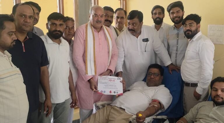 धारूहेड़ा। सेक्टर छह स्थित सामुदायिक केंद्र में सोमवार को भाजपा की ओर से स्वैच्छिक रक्तदान शिविर आयोजित किया गया।