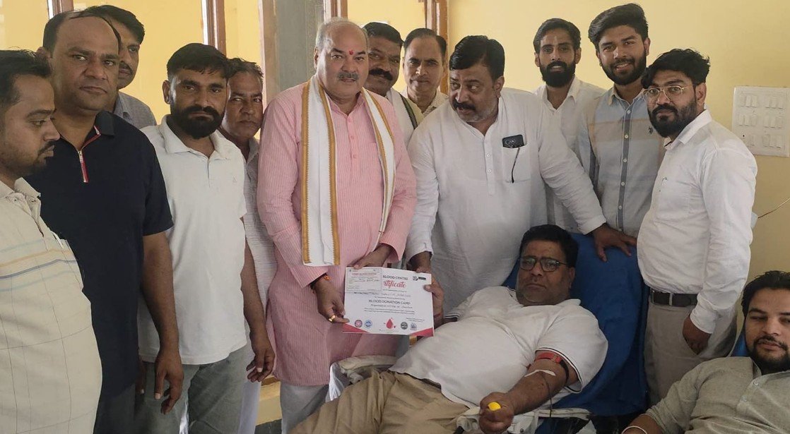 धारूहेड़ा। सेक्टर छह स्थित सामुदायिक केंद्र में सोमवार को भाजपा की ओर से स्वैच्छिक रक्तदान शिविर आयोजित किया गया।