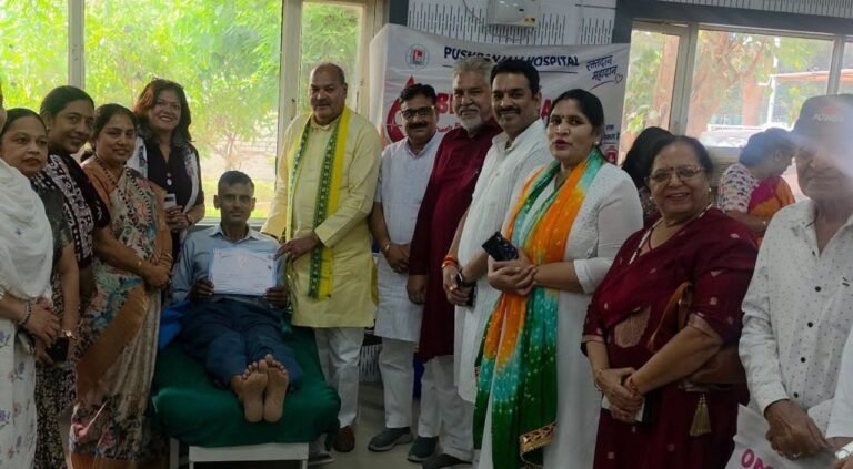 धारूहेड़ा: बाल भवन रेवाड़ी में आयोजित शिविर में रक्तदाताओ को पुरस्कृत करते हुए रेवाड़ी के विधायक लक्ष्मण यादव