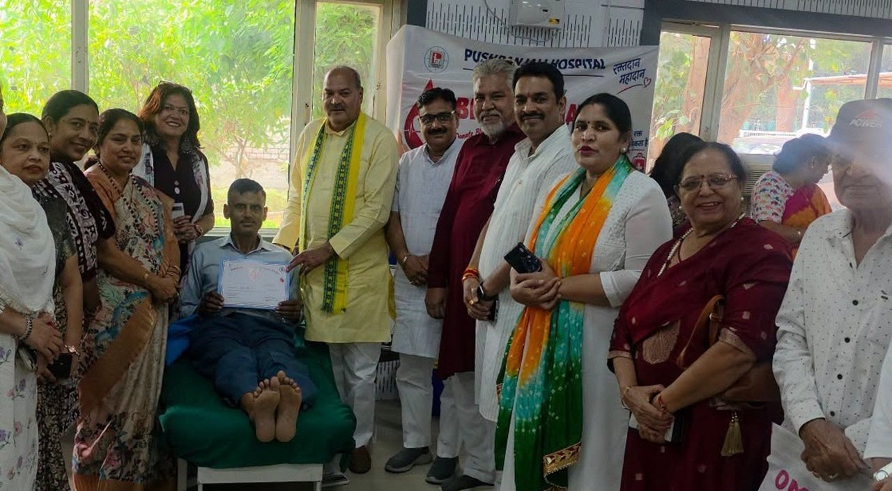 धारूहेड़ा: बाल भवन रेवाड़ी में आयोजित शिविर में रक्तदाताओ को पुरस्कृत करते हुए रेवाड़ी के विधायक लक्ष्मण यादव