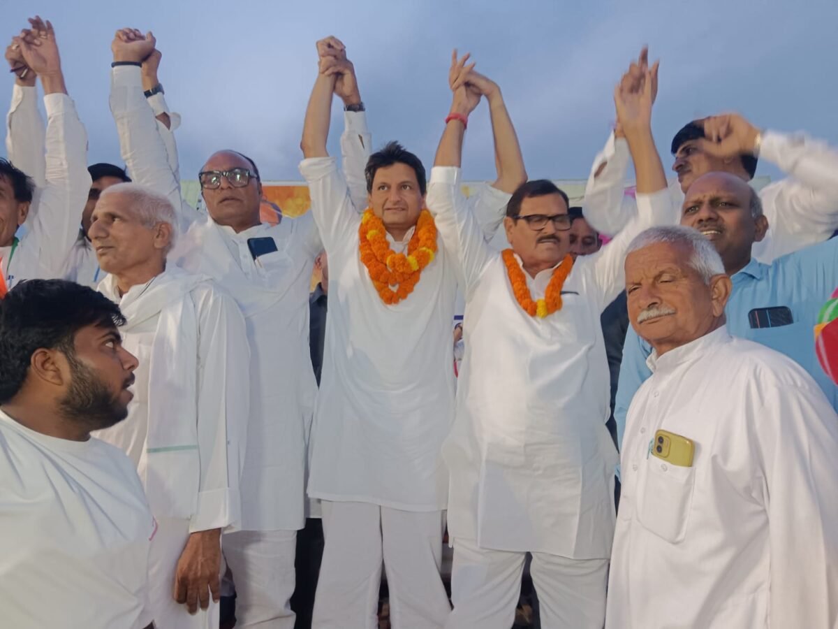 कोसली (Best24News): कोसली के नाहड में कांग्रेस सम्मेलन को संबोधित करते हुए सांसद दीपेंद्र सिंह हुड्डा ने प्रदेश सरकार और चुनाव आयोग पर निशाना साधा