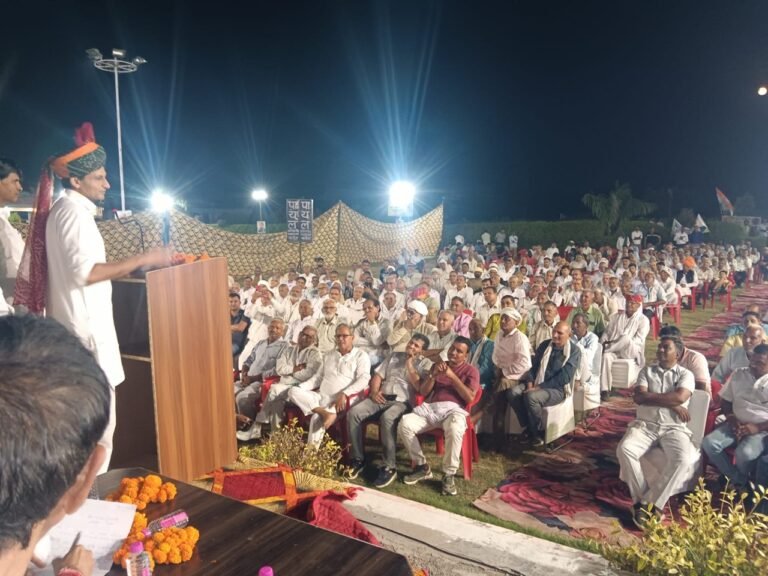 कोसली (Best24News): कोसली के नाहड में कांग्रेस सम्मेलन को संबोधित करते हुए सांसद दीपेंद्र सिंह हुड्डा ने प्रदेश सरकार और चुनाव आयोग पर निशाना साधा