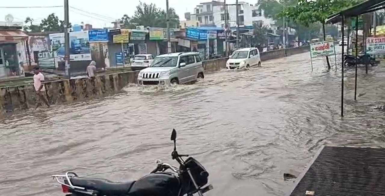 धारूहेड़ा में बास रोड व हाईवे से जलभराव से लोग परेशान रहे।