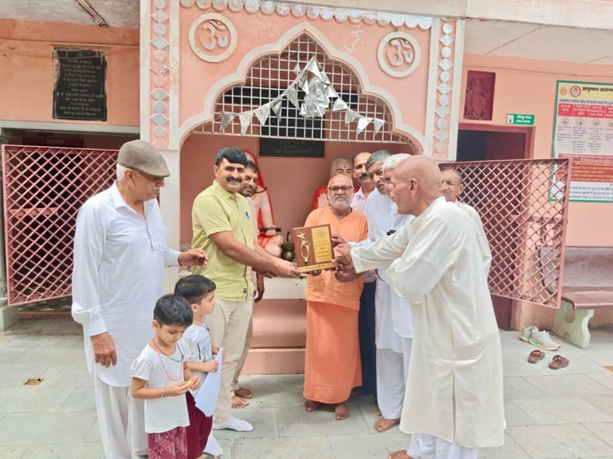 धामलावास गांव में गौरव ग्राम सुधार सेवा समिति ने अस्पताल टीम को किया सम्मानित