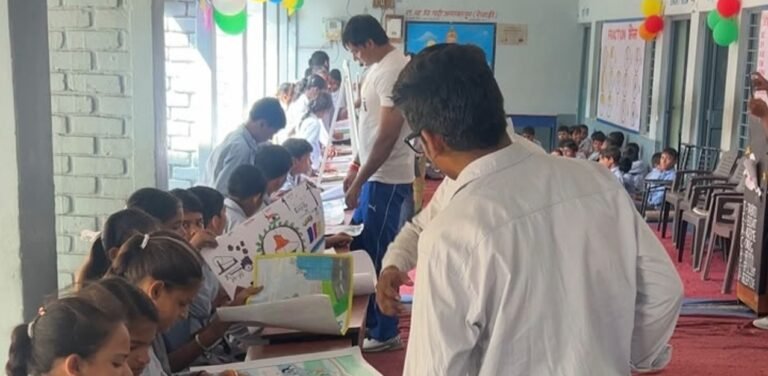 धारूहेड़ा: पेंटिंग से दिखाई विकसित भारत की कल्पना मुख्याध्यापिका सरिता गौतम सहित गांव के गणमान्य लोगों ने विद्यार्थियों की बनाई ड्राइंग एवं पेंटिंग का अवलोकन किया