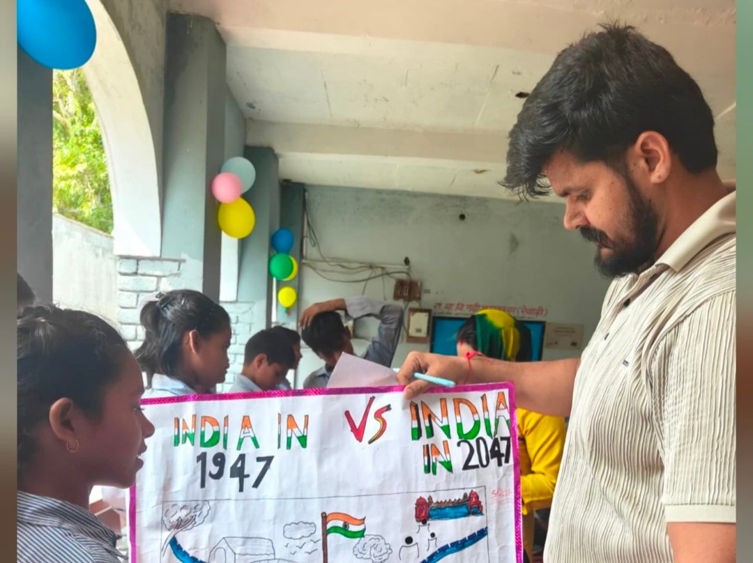 मुख्याध्यापिका सरिता गौतम सहित गांव के गणमान्य लोगों ने विद्यार्थियों की बनाई ड्राइंग एवं पेंटिंग का अवलोकन किया