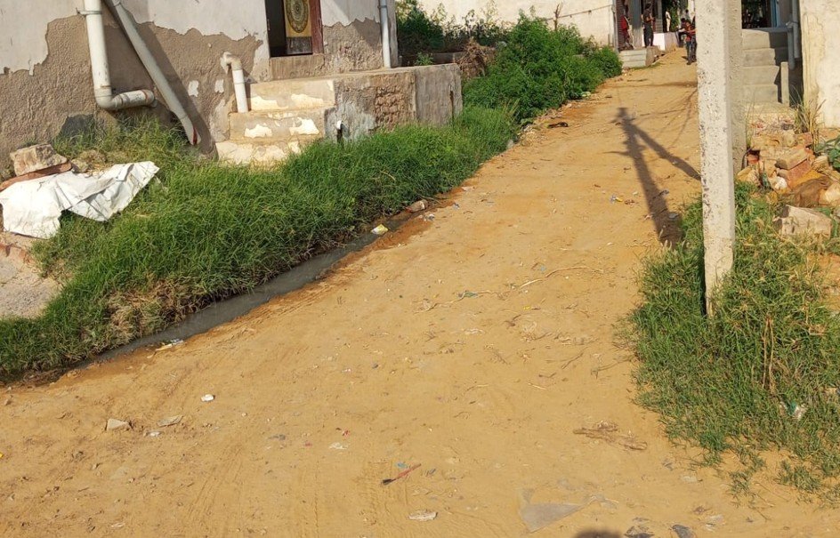 धारूहेड़ा' नियमित कालोनी की कच्ची गली