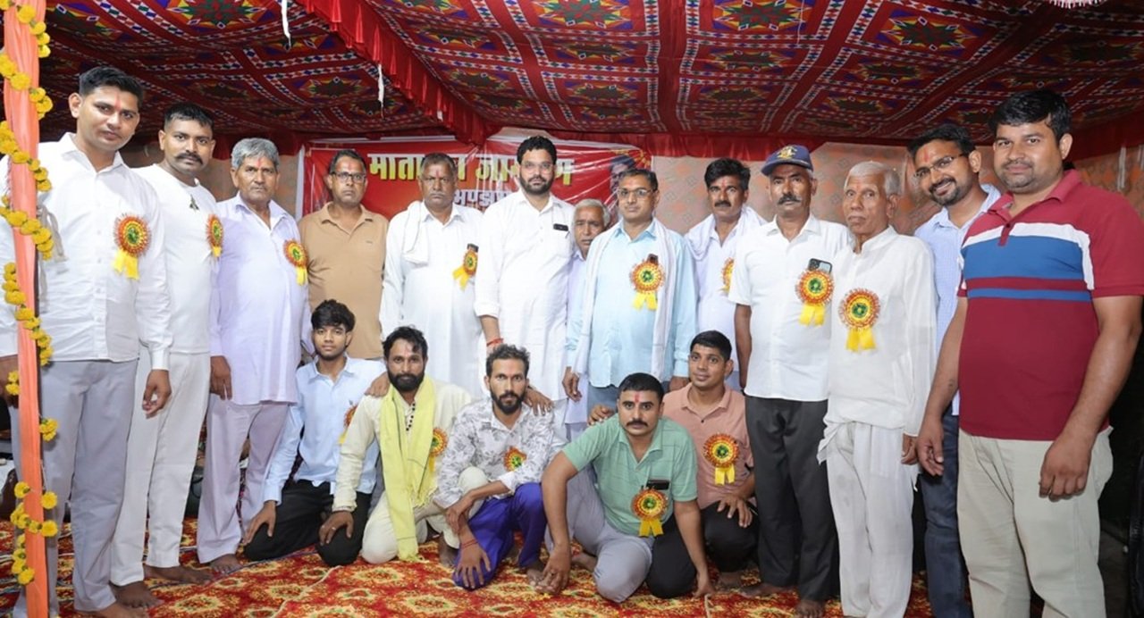 जागरण का शुभारंभ मुख्य अतिथि अजय यादव उर्फ बल्ला ने फीता काटकर किया।