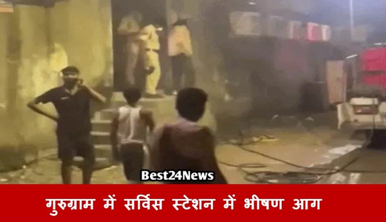 गुरुग्राम में राजीव चौक के पास एक सर्विस सेंटर में लगी आग को बुझाते फायर ब्रिगेडकर्मी।