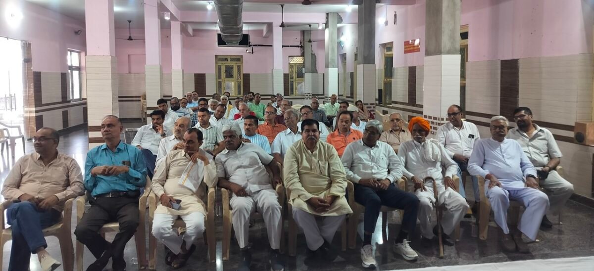 रेवाड़ी: ब्राह्मण सभा जिला रेवाड़ी की आम सभा की बैठक रविवार को भगवान श्रीपरशुराम ब्रॉस मार्केट के सामने स्थित सभा के मुख्यालय ब्रह्मगढ़ परिसर में आयोजित की गई।