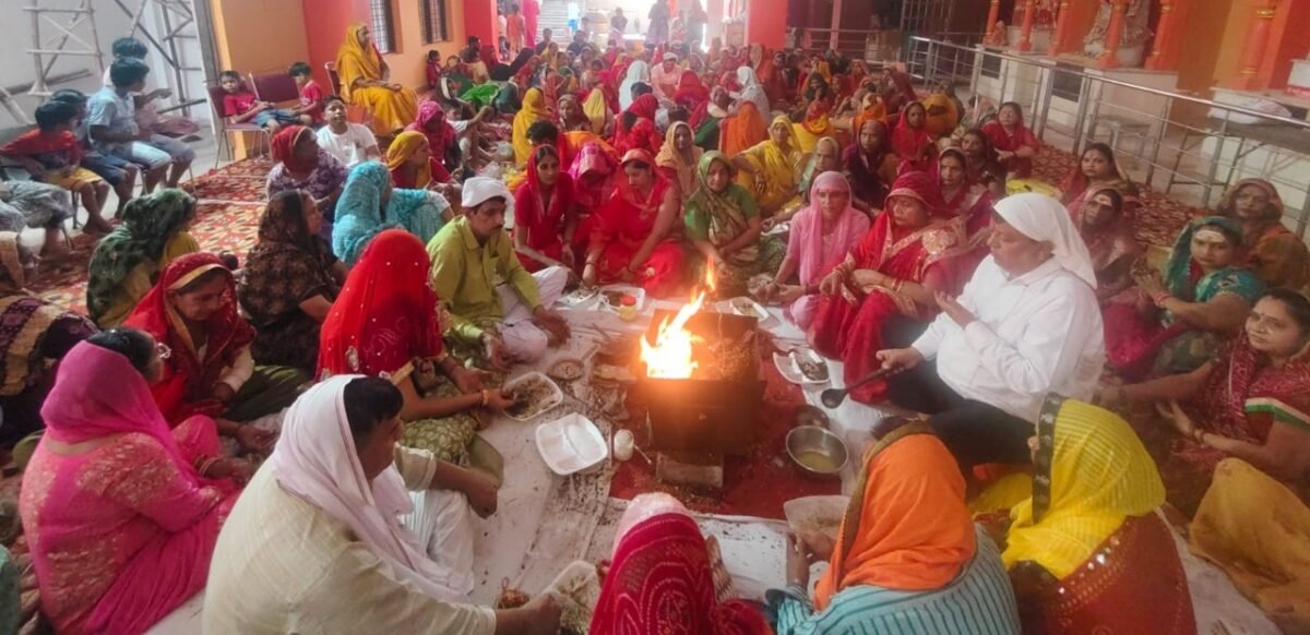 प्राचीन शिव मंदिर में सात दिवसीय श्रीमद्भागवत कथा का समापन: हवन यज्ञ और विशाल भंडारे का आयोजन धारूहेड़ा: प्राचीन शिव मंदिर में सात दिवसीय श्रीमद्भागवत कथा के समापन हवन में आहूति देते श्रद्धालु