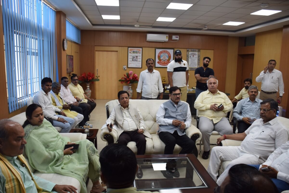 IGU मीरपुर में रक्तदान शिविर, MLA लक्ष्मण यादव ने किया शुभारंभ रेवाड़ी। IGU मीरपुर में युवा रेड क्रॉस (YRC), छात्र कल्याण विभाग और विश्वविद्यालय स्वास्थ्य केंद्र के संयुक्त तत्वावधान में स्वैच्छिक रक्तदान शिविर लगाया गया।