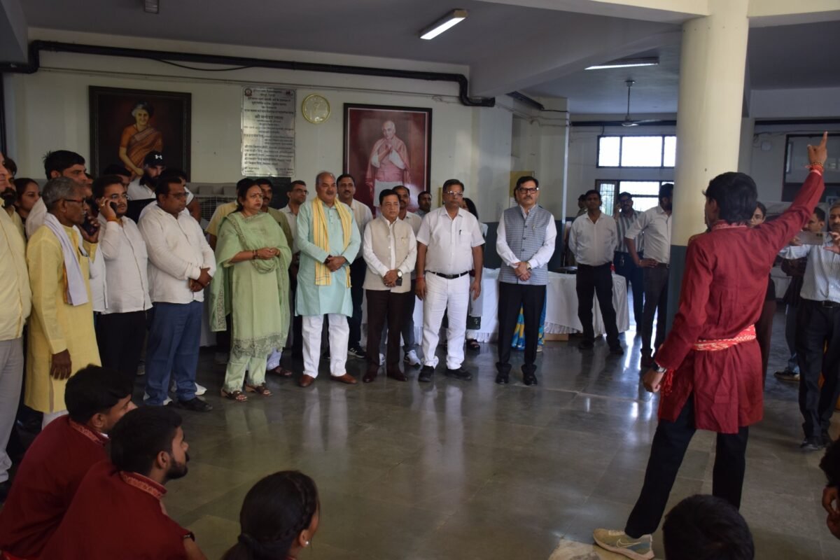IGU मीरपुर में रक्तदान शिविर, MLA लक्ष्मण यादव ने किया शुभारंभ रेवाड़ी। IGU मीरपुर में युवा रेड क्रॉस (YRC), छात्र कल्याण विभाग और विश्वविद्यालय स्वास्थ्य केंद्र के संयुक्त तत्वावधान में स्वैच्छिक रक्तदान शिविर लगाया गया।