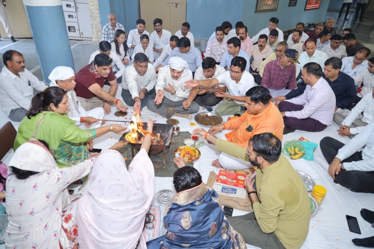 स्थापना दिवस के अवसर पर प्रातः विश्वविद्यालय के सरदार पटेल भवन में विधि-विधान के साथ यज्ञ एवं हवन