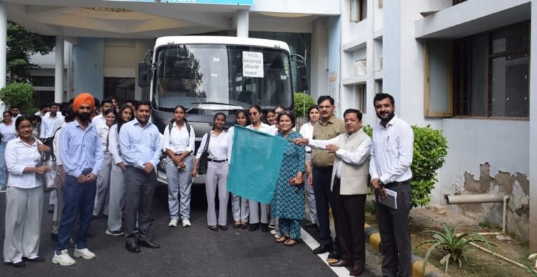 औद्योगिक भ्रमण के लिए विद्यार्थियों के दल को विश्वविद्यालय के कुलपति प्रो. असीम मिगलानी एवं कुलसचिव प्रो. दिलबाग सिंह ने हरी झंडी दिखाकर रवाना किया।
