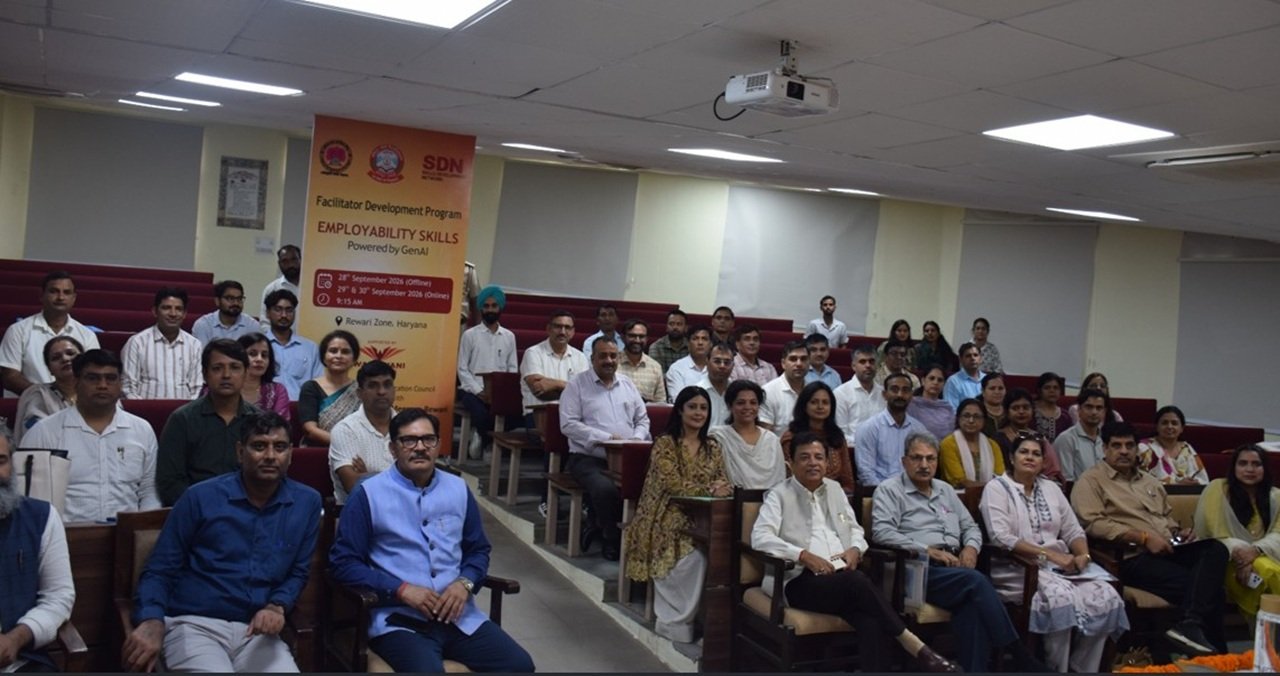 IGU मीरपुर में 'जनरेटिव AI आधारित रोजगार कौशल में मौजूद लोग