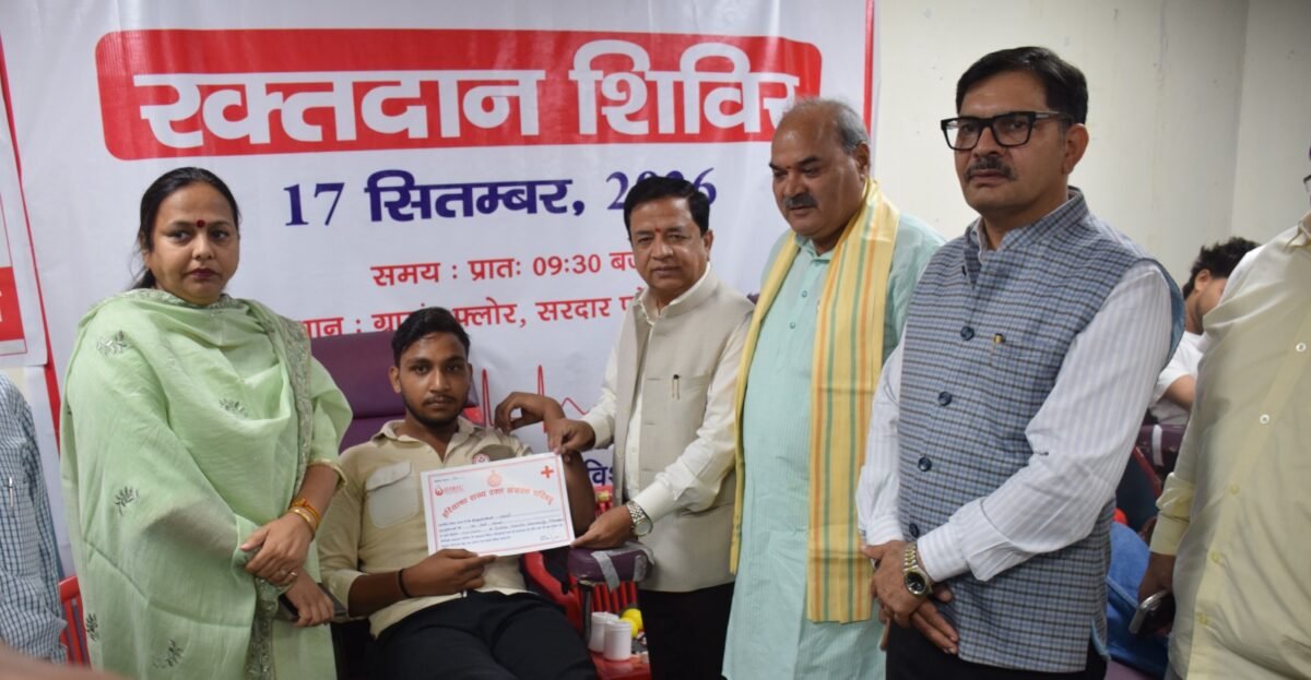 IGU मीरपुर में रक्तदान शिविर, MLA लक्ष्मण यादव ने किया शुभारंभ रेवाड़ी। IGU मीरपुर में युवा रेड क्रॉस (YRC), छात्र कल्याण विभाग और विश्वविद्यालय स्वास्थ्य केंद्र के संयुक्त तत्वावधान में स्वैच्छिक रक्तदान शिविर लगाया गया।