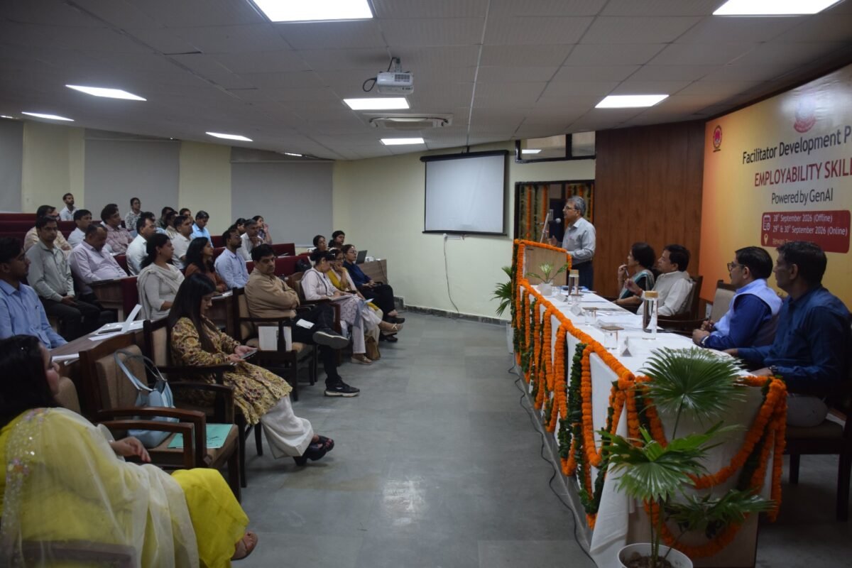 IGU मीरपुर में 'जनरेटिव AI आधारित रोजगार कौशल में मौजूद लोग