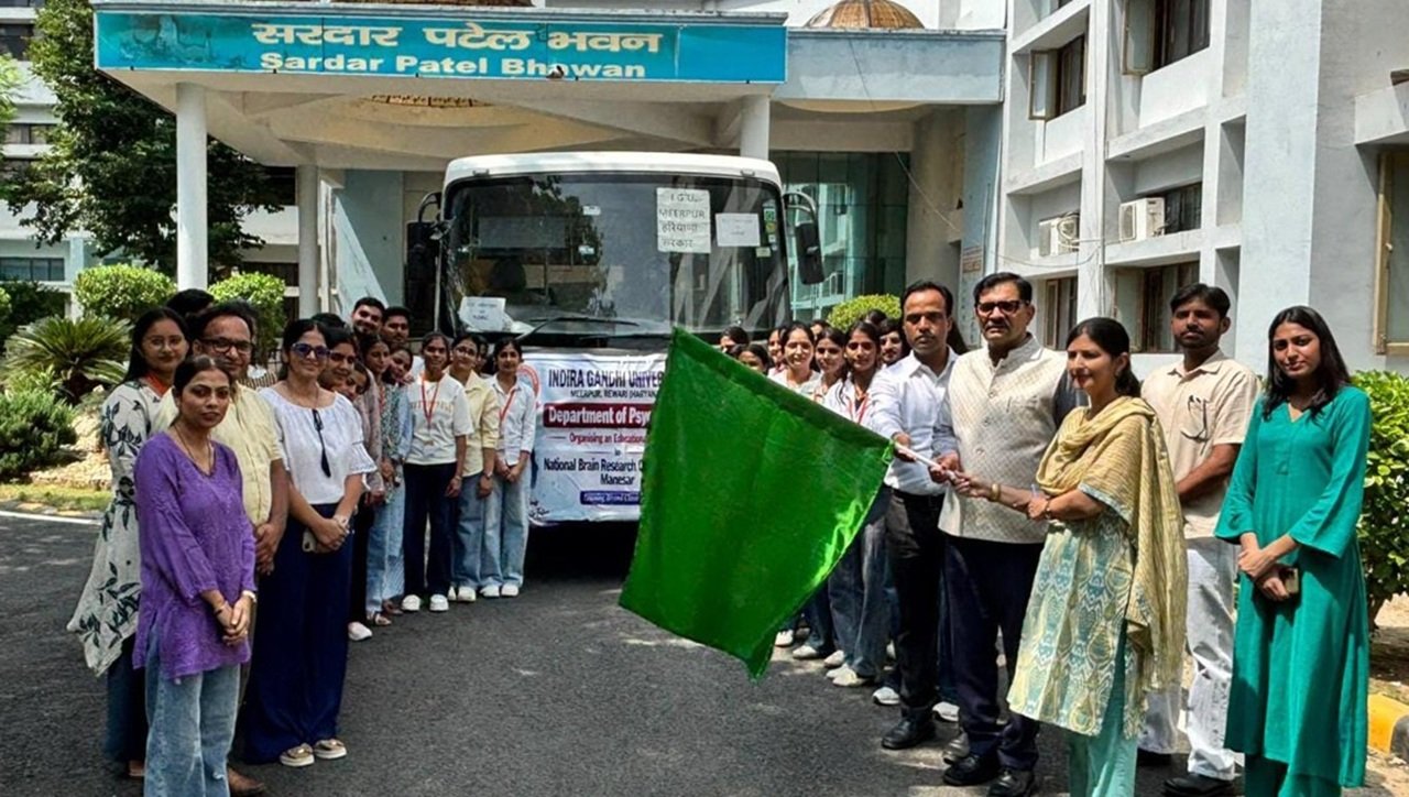 विद्यार्थियों के दल को कुलसचिव ने हरी झंडी दिखाकर रवाना किया।