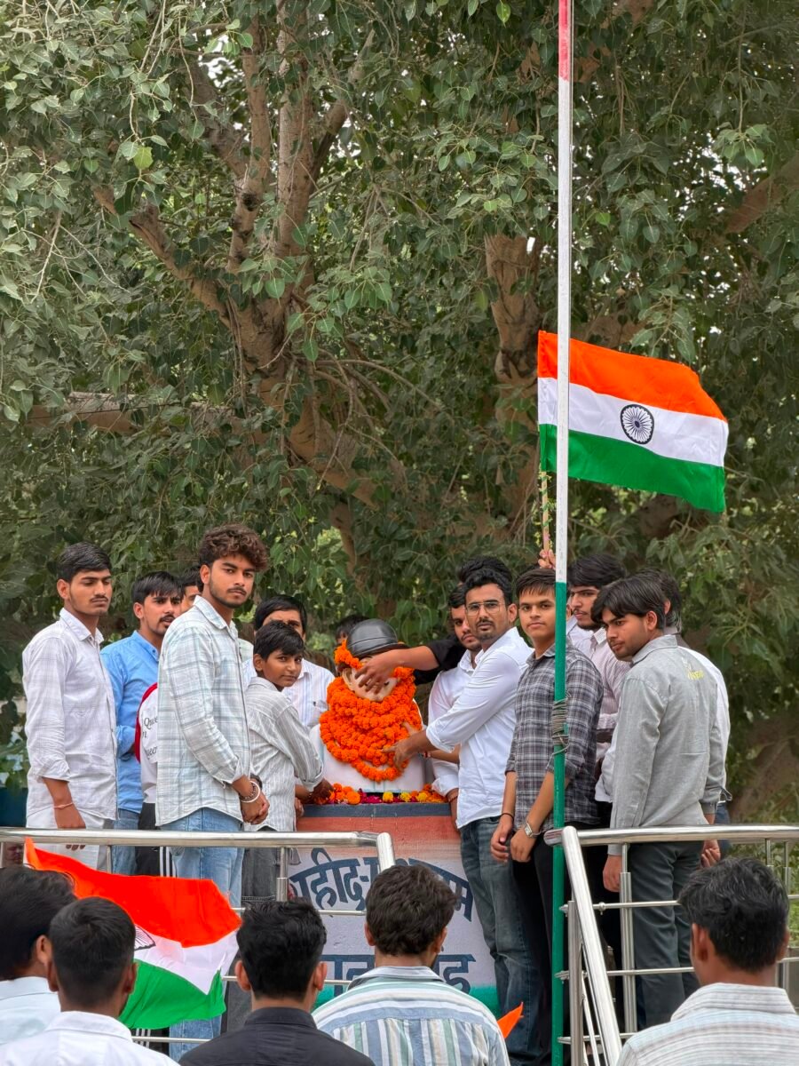 मीरपुर स्थित चौक पर स्थापित शहीद भगत सिंह की प्रतिमा/चित्र पर पुष्पमालाएं अर्पित कर भावभीनी श्रद्धांजलि दी गई।